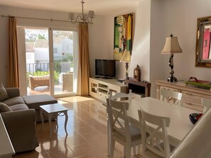 TV - "Townhouse with Sea View" with Mountain View, Pool, Wi-Fi, Garden & Terrace (Nerja)