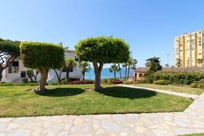 Property grounds - Charming Apartment with Sea Views & Wi-Fi (Mijas Costa)