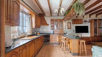 Køleskab, mikrobølgeovn, ovn, kogeplade