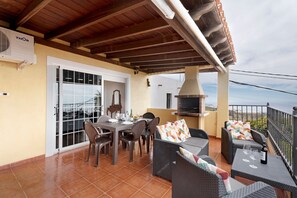 Outdoor dining - Casa Tijoco – Large Terrace with Views of La Gomera, Air Conditioning, BBQ (Adeje)