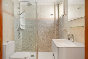 シャワー、ヘアドライヤー、タオル