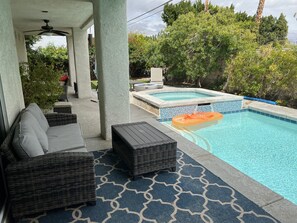 Utendørsbasseng og et oppvarmet basseng