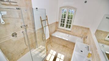 Baignoire, sèche-cheveux, serviettes fournies, savon