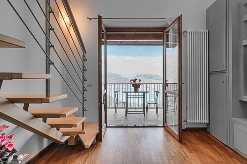 Amazing view over the Lake, charming house surrounded by nature