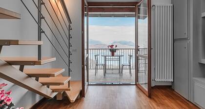 Amazing view over the Lake, charming house surrounded by nature