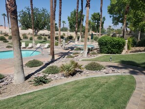 Utendørsbasseng og et oppvarmet basseng