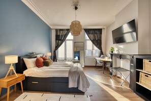 9 Schlafzimmer, Schreibtisch, Bügeleisen/Bügelbrett, Reisekinderbett