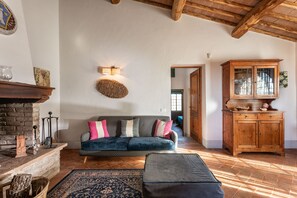 Seniorihuoneisto | Oleskelualue | 21–tuumainen taulutelevisio, jossa satelliittikanavat