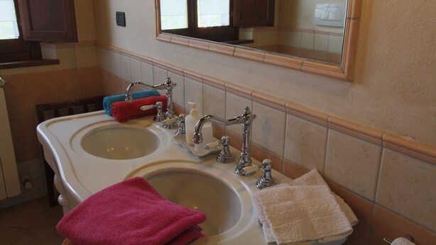 A bathroom with two sinks, a mirror, and a window. - Farmhouse with pool in Montepulciano (Montepulciano)