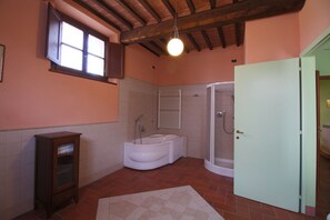 Ducha, bañera de hidromasaje y bidé