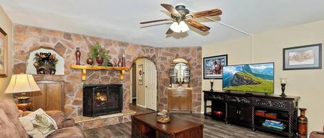 Fladskærms-tv, pejs, videospil