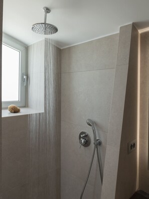 Douche, séchoir à cheveux, serviettes fournies, savon