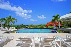 حمّام سباحة لا متناهي