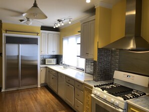 Jääkaappi, mikroaaltouuni, uuni, astianpesukone