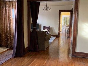 TV - Cozy 2 bedroom home in North Corktown with a yoga zen space (Detroit)