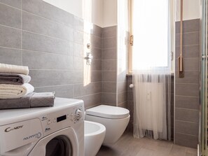 Deluxe Condo | Bathroom - The Best Rent-Apartment near Udine area (Milan)