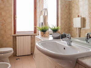 Deluxe Condo | Bathroom