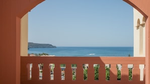 A balcony with a view of the sea and a distant island. - Ekavi Apartments (Chania)