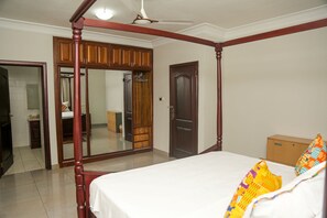 4 Schlafzimmer, Schreibtisch, Bügeleisen/Bügelbrett, kostenloses WLAN