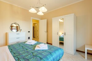 2 bedrooms, iron/ironing board, WiFi