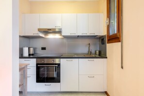 Microondas, horno, placa de cocina, lavavajillas