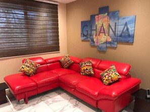 TV, Netflix, streaming services - 2 Bedroom Luxury Apartment 10 minutes away from the Airport (Accra)
