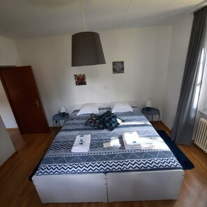 2 bedrooms, down comforters, free WiFi