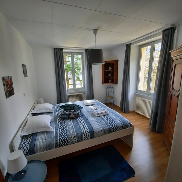 2 عدّة غرف نوم وألحفة محشوة بالريش وواي فاي مجانًا