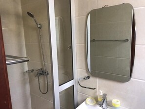 Dusche, Handtücher, Toilettenpapier