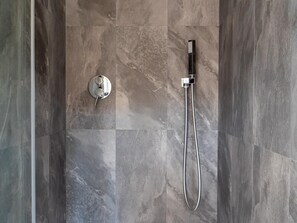 Appartement Deluxe | Salle de bain | Serviettes fournies