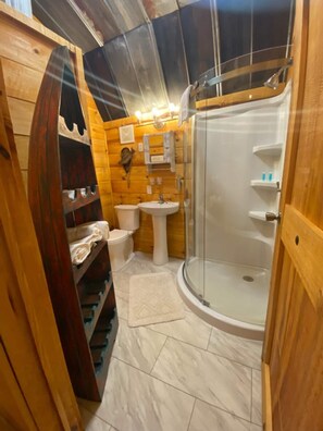 Dusche, Haartrockner, Handtücher, Seife