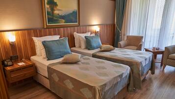 Habitación Deluxe, 1 cama matrimonial, vista al patio | Minibar, caja de seguridad en la habitación y escritorio