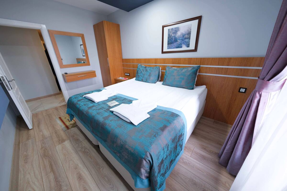 Condo com design assinado, vista para a montanha | Frigobar, cofres nos quartos, quartos à prova de som, Wi-Fi de cortesia