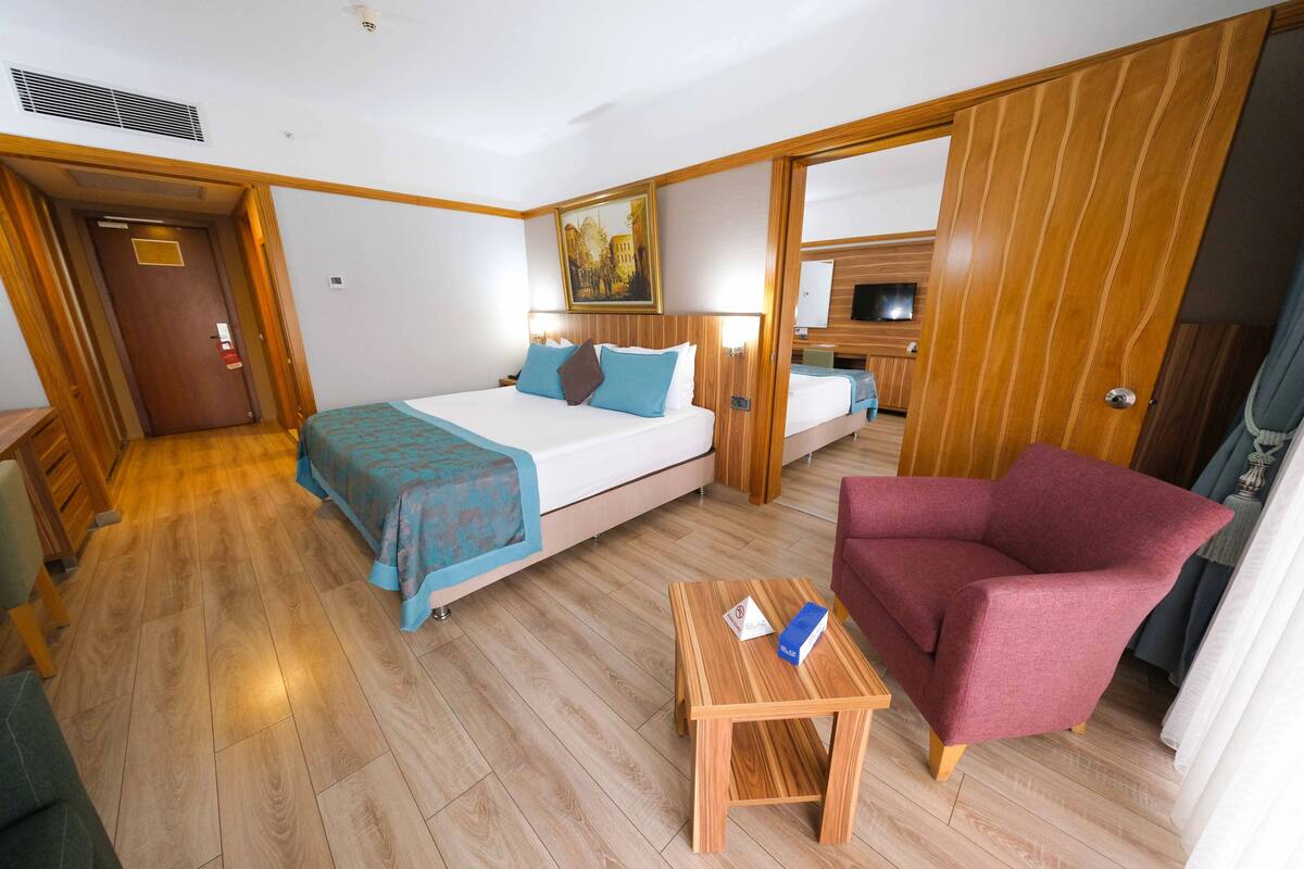 Apartamento família, vista para a montanha | Frigobar, cofres nos quartos, quartos à prova de som, Wi-Fi de cortesia