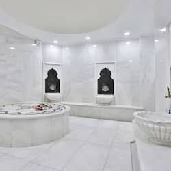 Behandelingskamers voor koppels, een sauna, een bubbelbad, een stoombad