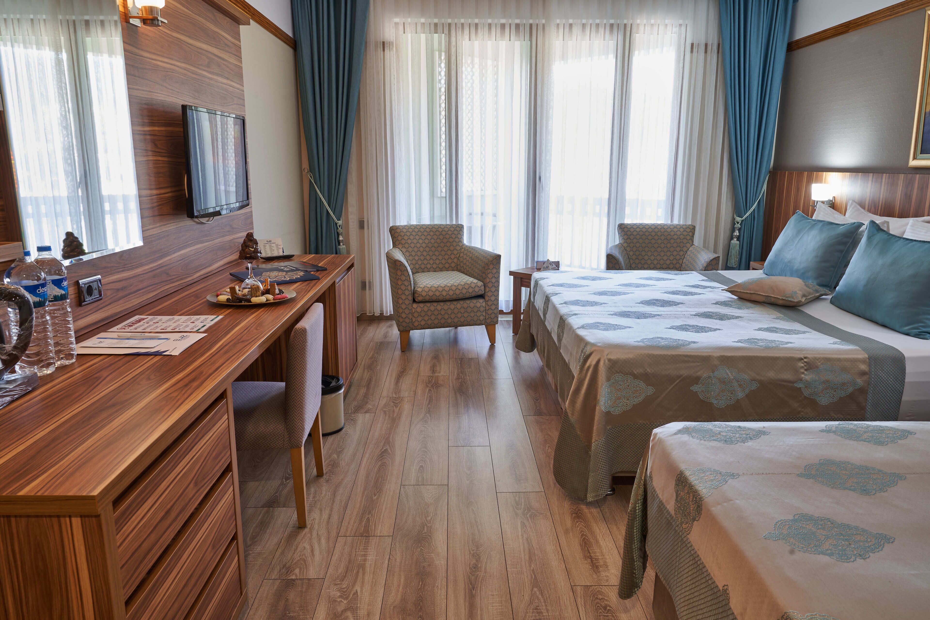 Minibar, caja de seguridad en la habitación y escritorio 