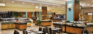 3 restaurants servant le petit déjeuner, le déjeuner et le dîner