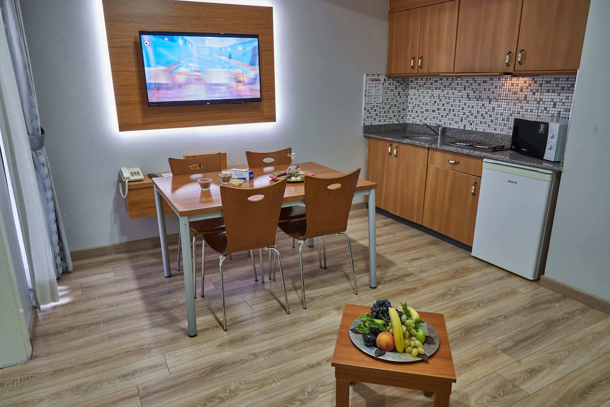 Minibar, két bảo mật tại phòng, bàn