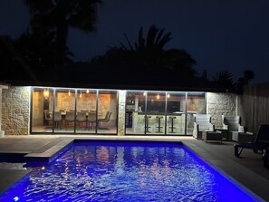 Utomhuspool och uppvärmd pool