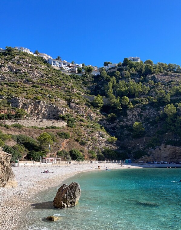 På stranden, solstolar och strandhanddukar