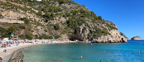 Plage, chaises longues, serviettes de plage