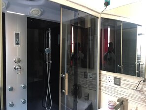 Douche, baignoire Ă jets, serviettes fournies, savon