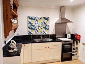 Apartamento | Cocina privada | Frigorífico, microondas, horno y placa de cocina