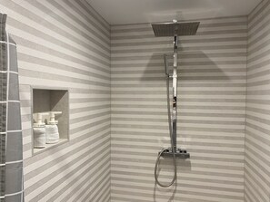 Apartment | Bathroom | Shower, hair dryer, towels - Spacious Annex 2 Miles From Coast (Holt)