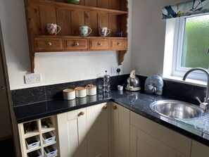 Apartment | Private kitchen | Fridge, microwave, oven, stovetop - Spacious Annex 2 Miles From Coast (Holt)