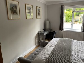 A bedroom with a bed, a desk, and a window. - Spacious Annex 2 Miles From Coast (Holt)