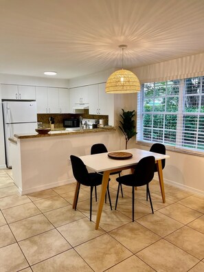 Dining - 350A - Boca Retreat w/ Pool, Parking, Near Evert Tennis & Shops (Boca Raton)