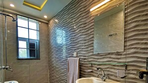 Un baño moderno con inodoro, bidé y lavamanos.