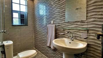 Douche, sĂšche-cheveux, serviettes fournies, savon