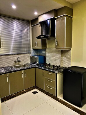 Kühlschrank, Mikrowelle, Herdplatte, Kochgeschirr/Geschirr/Besteck